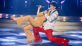 郭忠佑抱不住張秀卿差點害她重摔。（圖／民視提供）