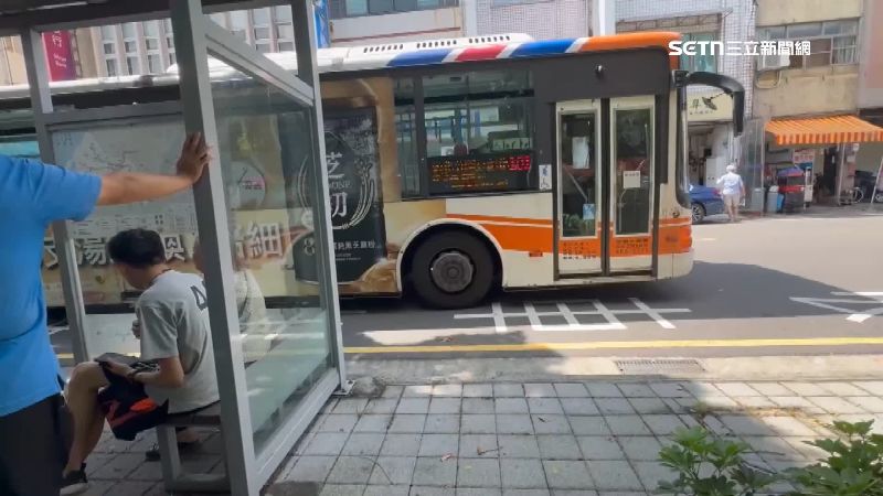 臨停擋公車靠站　轎車駕駛嗆「黃線可停」