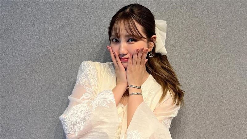 28歲加藤玲奈結婚了！羞躺男友懷中套牢