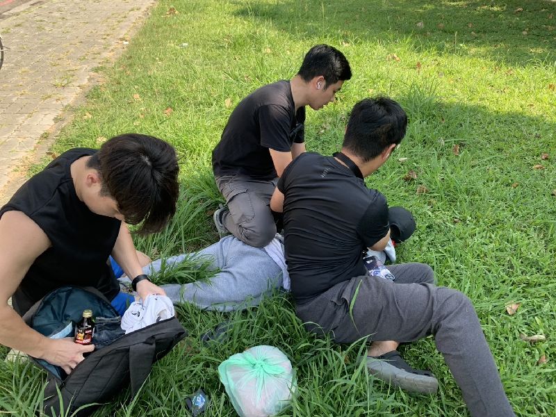 台中80歲蔡姓男子,日前接到詐團自稱醫院的電話稱,因健保資料遭人冒用盜領補助,要求交付財產保管,蔡男交付新台幣130萬元後發現有異報案,與警誘出車手陳男(遭壓制者)逮人法辦。(翻攝照片)