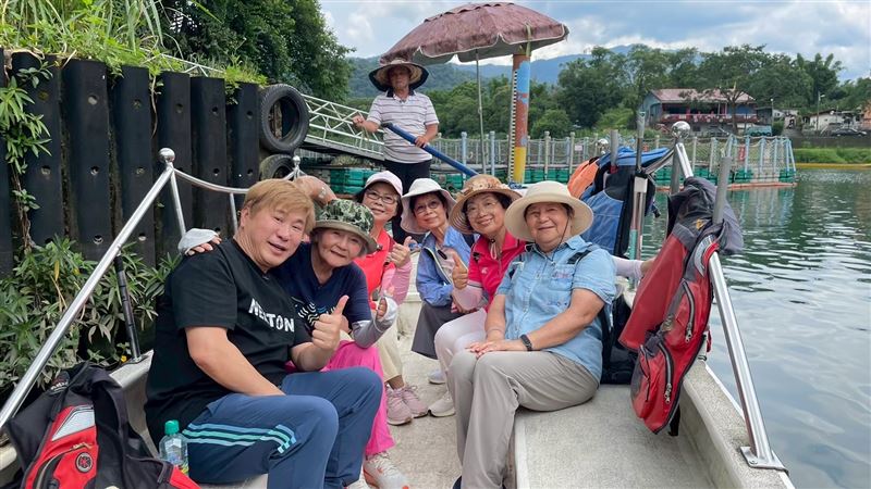 胡瓜跟阿嬤們互動。（圖／《下面一位》提供）