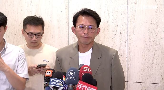 民眾黨主席黃國昌今天出席全民國防論壇接受媒體聯訪。（圖／翻攝畫面）