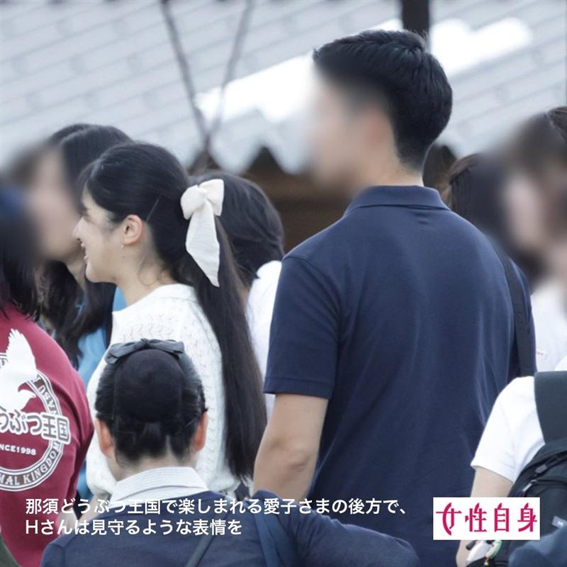 愛子公主7月下旬與皇后雅子前往那須動物王國休養時,被目擊與一名身高約185公分的年輕男子一同現身。(圖/翻攝女性自身雜誌)