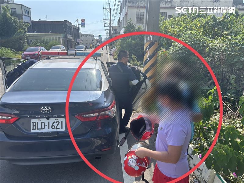 苗栗嬤載2孫女外出爆胎摔車，暖警即刻救援，協助3人送醫。（圖／翻攝畫面）