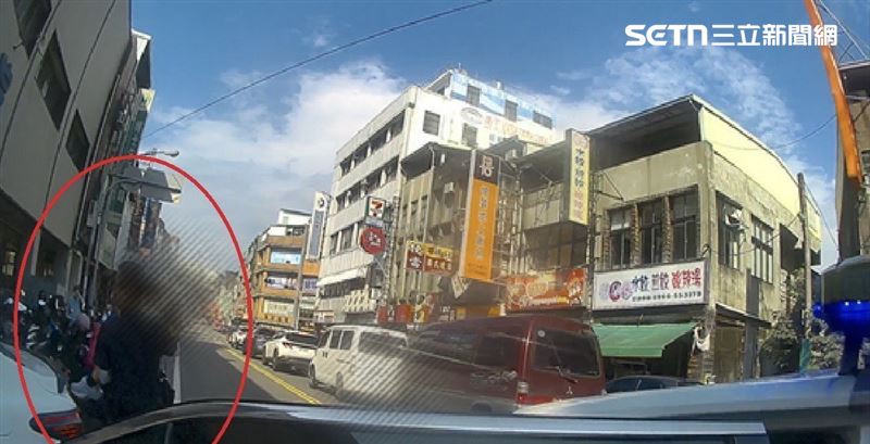 苗栗嬤載2孫女外出爆胎摔車，暖警即刻救援，協助3人送醫。（圖／翻攝畫面）