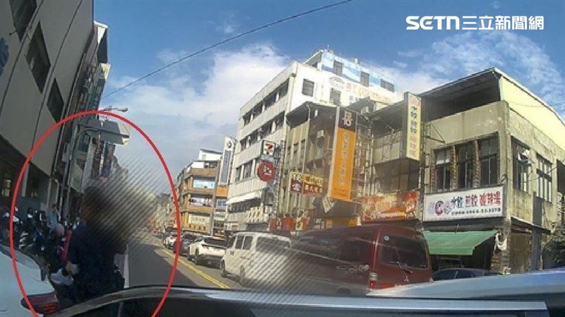 嬤孫3人摔車流血攔嘸車！暖警即刻救援