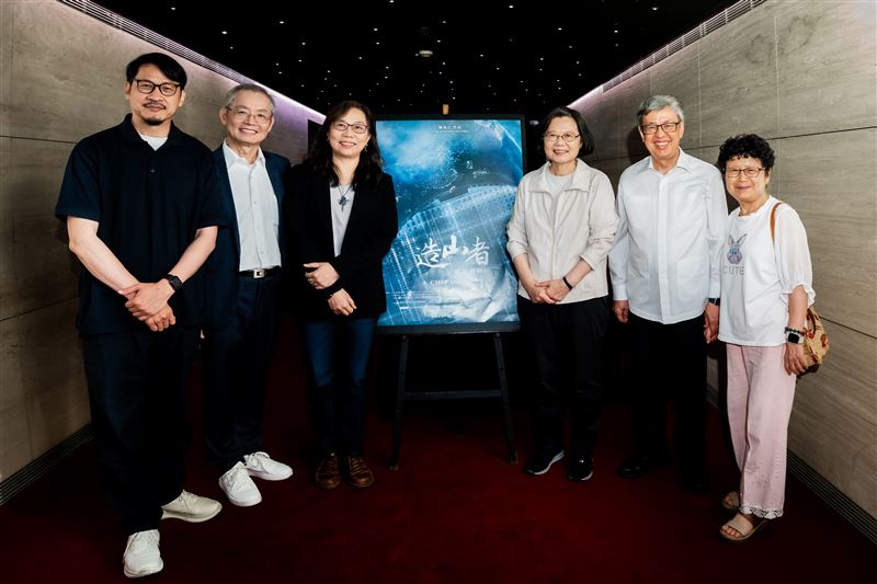 (左起)製片人蔣顯斌、製片人陳添順、導演蕭菊貞、前總統蔡英文、前副總統陳建仁與前副總統陳建仁夫人合影,並一同支持觀影。(圖/牽猴子提供)