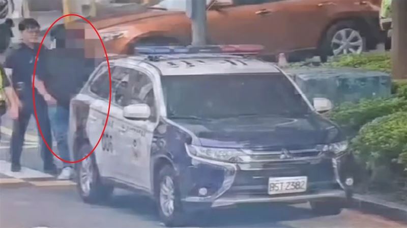 警方把涉嫌性騷的男子帶回偵訊。（圖／翻攝畫面）
