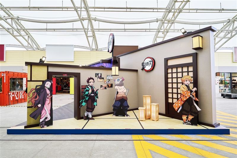 MITSUI OUTLET PARK 台中港店有高達3米的「水柱」氣偶。(圖/三井集團提供)