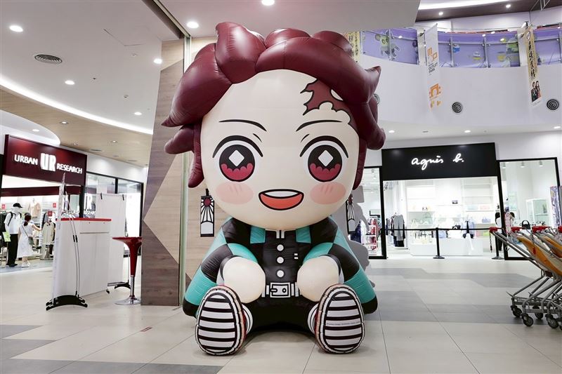 MITSUI OUTLET PARK台南店有高達3米的「炭治郎」Q版氣偶。(圖/三井集團提供)