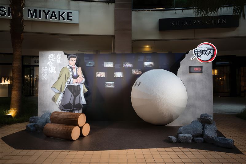 MITSUI OUTLET PARK 林口有高達3米的「蛇柱」超萌氣偶。(圖/三井集團提供)