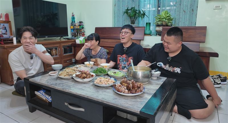 羅時豐盛讚胡椒媽手藝,卻被吐槽講話都套路。(圖/《大牛比較攬》提供)