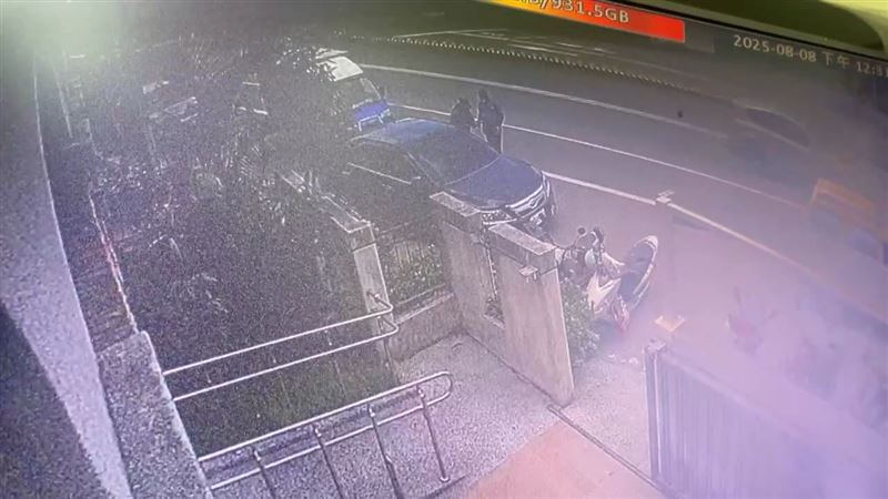 監視器拍下夫妻被撞擊瞬間。(圖/翻攝畫面)