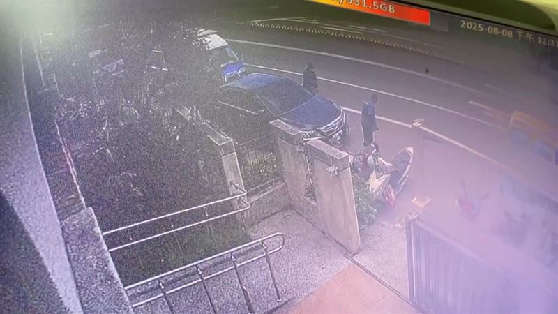 監視器拍下夫妻被撞擊瞬間。(圖/翻攝畫面)