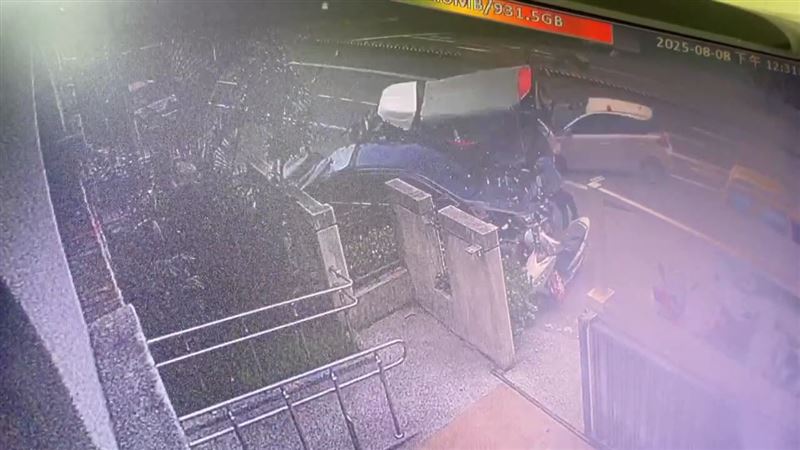 監視器拍下夫妻被撞擊瞬間。(圖/翻攝畫面)