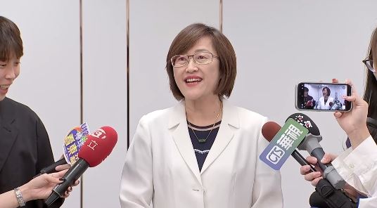 經濟部國貿署副署長胡啟娟假日親上火線,釋疑業界關注的關稅疊加計算方式。(圖/三立電視台)