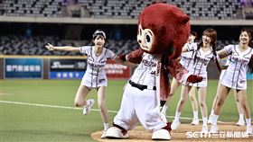 ▲樂天女孩特級副隊長筠熹和吉祥物猿氣。（圖／記者劉彥池攝影）