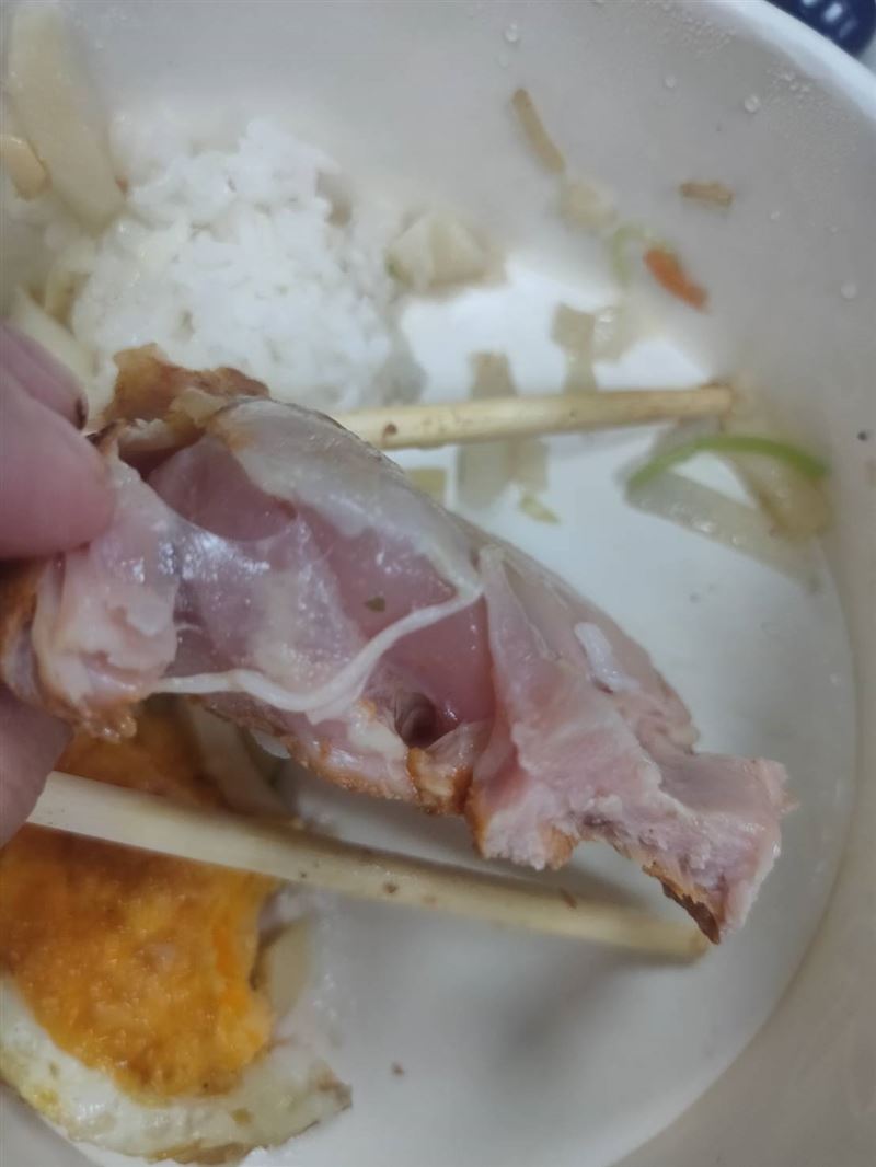 雞腿排裡面是生的。(圖/翻攝自爆料公社公開版)
