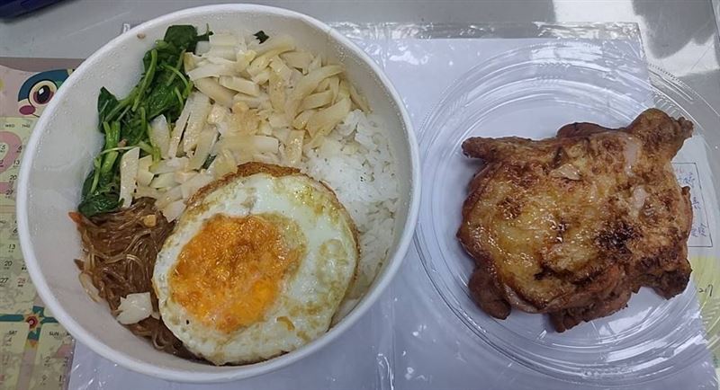 原PO老婆在板橋一間便當店買雞腿飯。(圖/翻攝自爆料公社公開版)