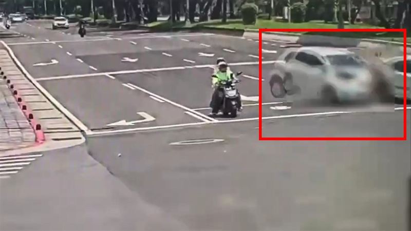 李男開車先追撞邱男的汽車。(圖/翻攝畫面)