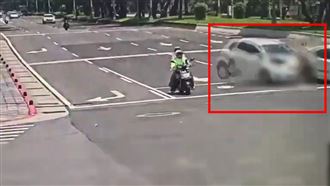 離譜畫面曝！開車遇紅燈不停猛撞汽、機車