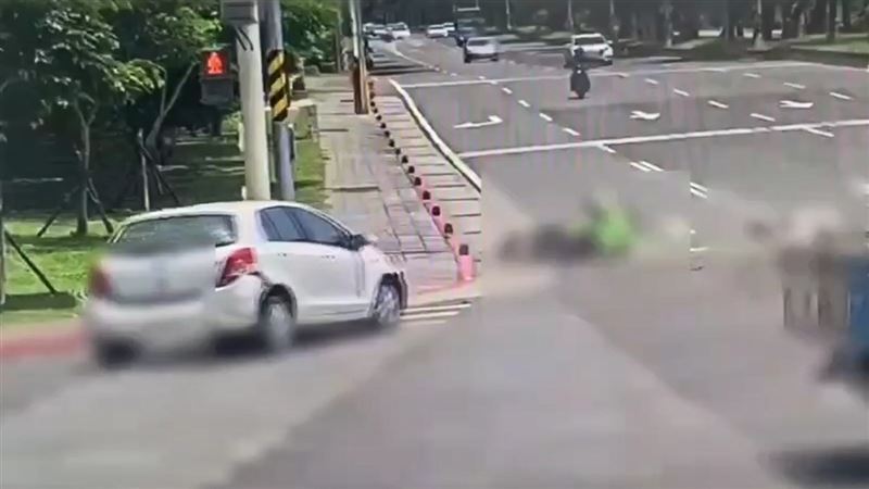 李男的汽車又追撞黃翁騎乘的機車。(圖/翻攝畫面)
