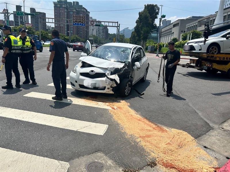 李男所駕駛肇事的汽車。(圖/翻攝畫面)