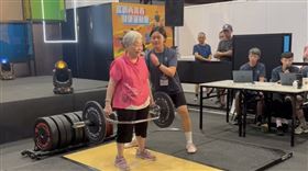 92歲鄭陳金梅阿嬤，挑戰25公斤跟30公斤硬舉成功。（圖／高齡健康產業博覽會提供）