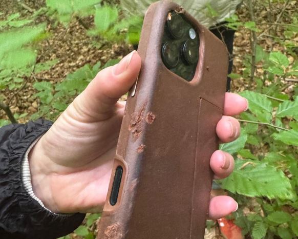 普蘭格的iPhone 16 Pro從飛機上約800公尺的高空掉落,尋獲手機後竟發現完好無損,僅手機殼些微破損。(圖/翻攝自IG)