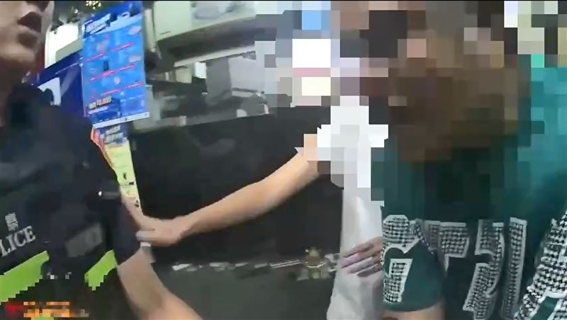 牛男向警方嗆聲「拜託開槍打死我」。（圖／翻攝畫面）