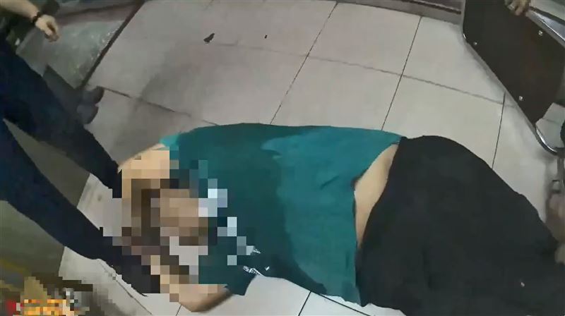 牛男被警方制伏。（圖／翻攝畫面）