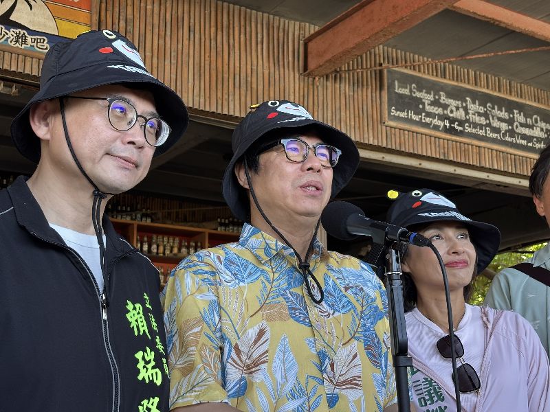 陳其邁（中）9日出席公開活動前受訪，談及對等關稅議題表示，希望政府繼續與美方談判，並重新思考產業布局，也盼政府能有更多支持與補助措施來協助高雄傳統產業