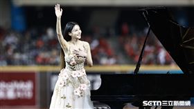 ▲中職36年例行賽，「鋼琴女神」李元玲在臺北大巨蛋演奏。（圖／記者劉彥池攝影）
