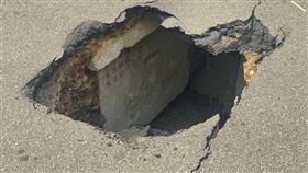 新北新莊化成路上的天坑。（圖／翻攝畫面）