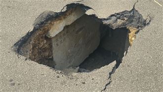 新／新莊化成路現天坑　堆高機陷入卡路中