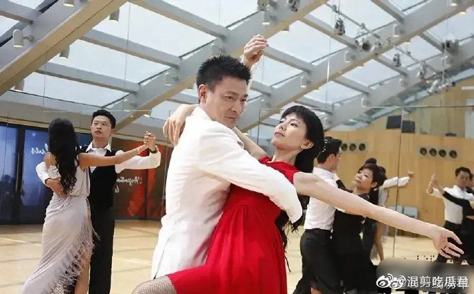 劉德華和高圓圓曾在電影《盲探》中合作跳舞。（圖／翻攝自微博）