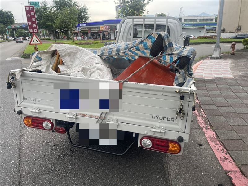 張男駕駛的貨車。(圖/翻攝畫面)