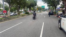 內湖好市多旁機車與貨車擦撞。（圖／翻攝畫面）