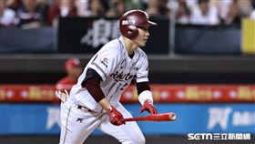 ▲中職36年例行賽，樂天桃猿捕手宋嘉翔打成飛球出局。（圖／記者劉彥池攝影）