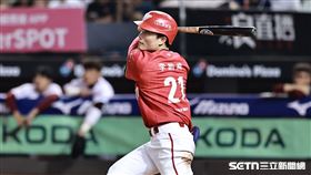 ▲中職36年例行賽，味全龍二壘手李凱威打成左外野飛球出局。（圖／記者劉彥池攝影）