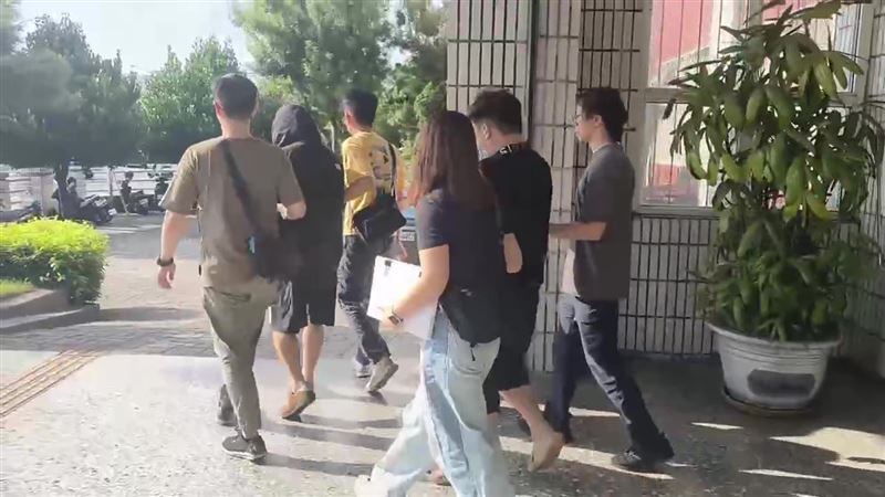 台中大里區發生一起保險箱竊案，警方追到台南逮捕2名嫌犯。（圖／翻攝畫面）