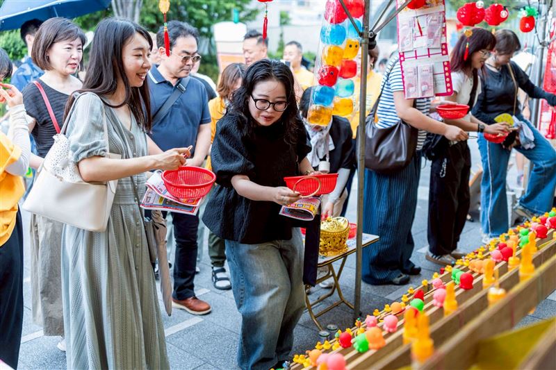 日本民眾在台灣夜市遊技場的流動商店玩得不亦樂乎。（圖／文總提供）