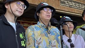 陳其邁談對等關稅　籲政府持續與美談判高雄市長陳其邁（中）9日出席公開活動前受訪，談及對等關稅議題表示，希望政府繼續與美方談判，並重新思考產業布局，也盼政府能有更多支持與補助措施來協助高雄傳統產業。中央社記者林巧璉攝  114年8月9日