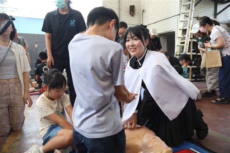 山田摩衣陪伴孩子完成四大防災闖關。(圖/翻攝畫面)