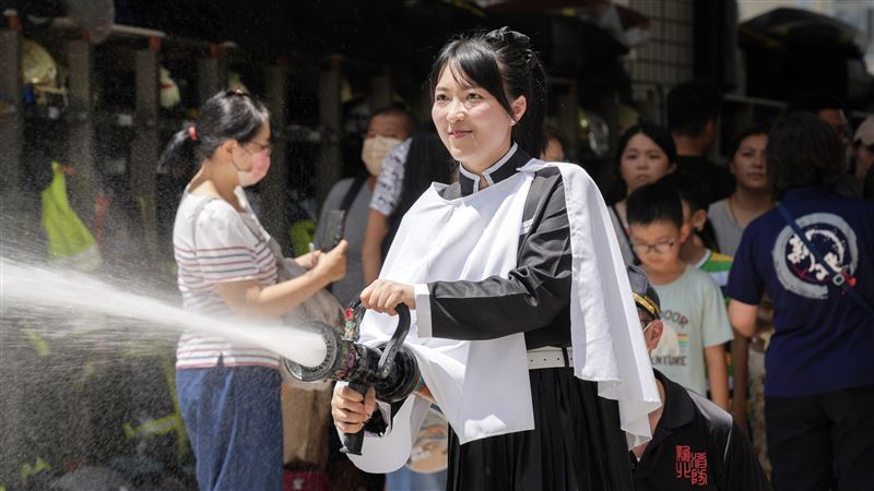 新北市議員山田摩衣C化身「栗花落香奈乎」。(圖/翻攝畫面)