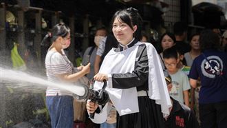 山田摩衣攜手新北消防隊　帶孩童學防災