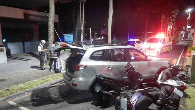 王男一路逆向將13輛機車撞翻。(圖/翻攝畫面)