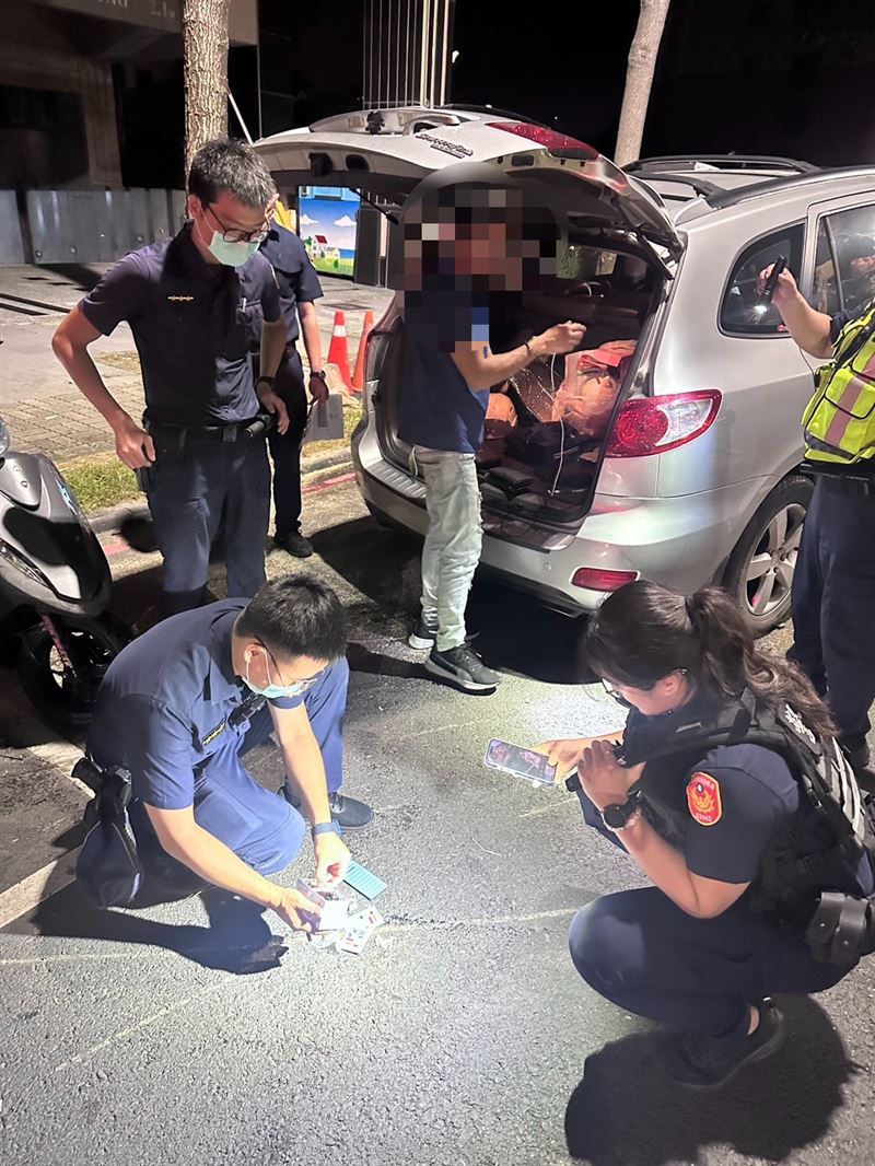 警方在王男車上查獲多項毒品。(圖/翻攝畫面)