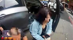 警方逮捕何男及邱女及查獲的毒品。（圖／翻攝畫面）