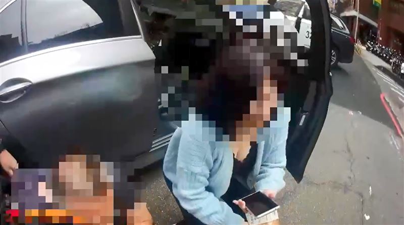 何男及邱女被警方從車上拉下。(圖/翻攝畫面)